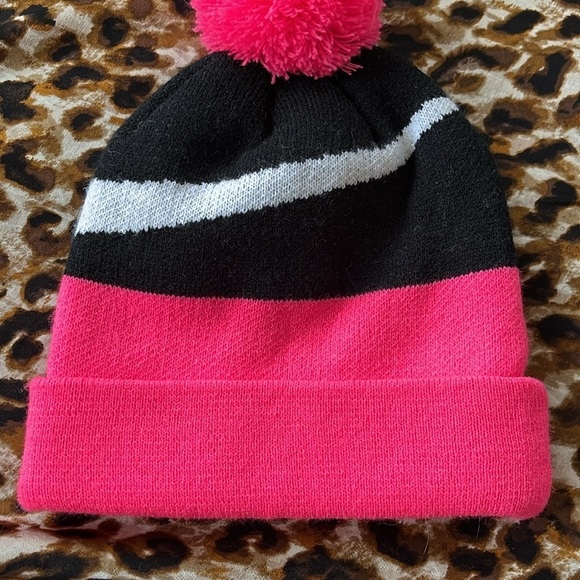 Brand New Nike Girls Youth Knit Pom Hat Black Pink White Swoosh Sporty Athletic - Picture 8 of 13